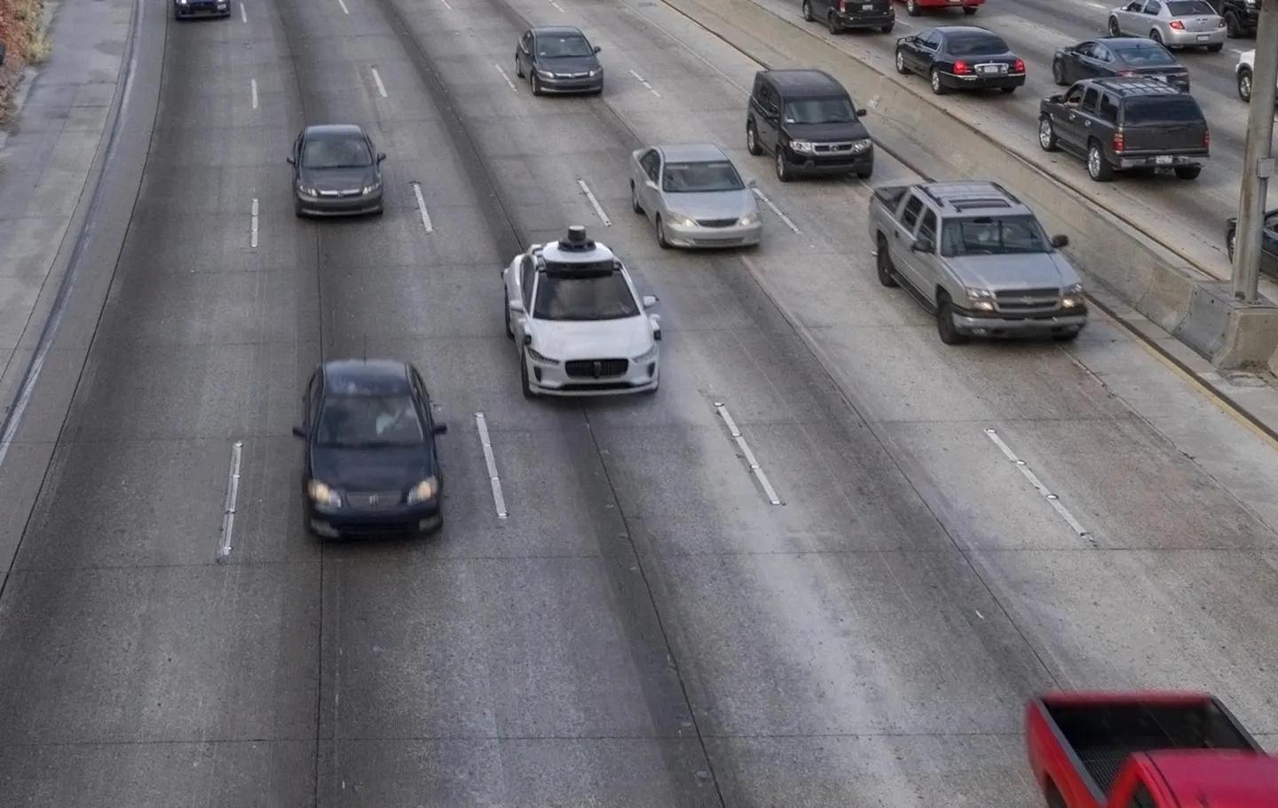 Cover Image for Waymo prévoit de lancer ses taxis autonomes sur l'autoroute